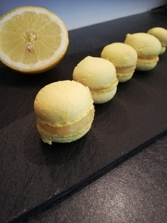 A picture of Macarons au lemon curd.