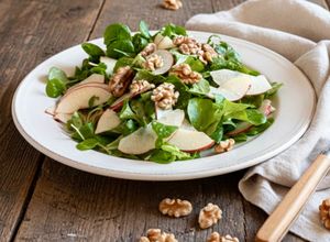 Hình của món 🌱 Salad Táo, Rau Diếp Cừu & Hạt Óc Chó Sốt Dầu Dấm.