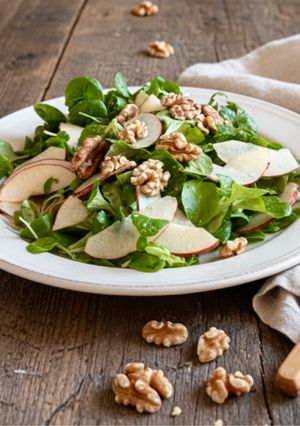 Hình của món 🌱 Salad Táo, Rau Diếp Cừu & Hạt Óc Chó Sốt Dầu Dấm.