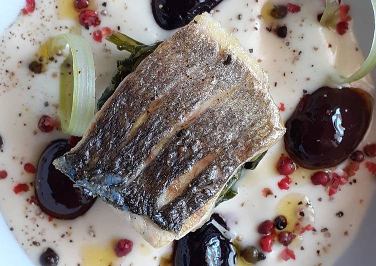 Filetto di branzino su puré di fave e cicoria selvatica