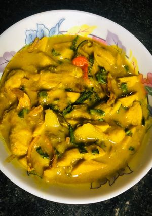 A picture of Shutki diye taro (dried fish with a root vegetable).