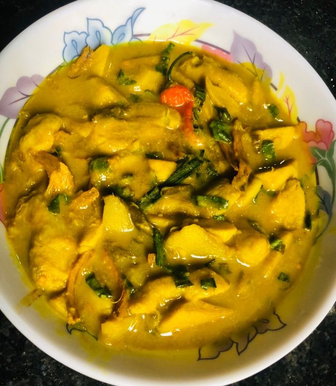 A picture of Shutki diye taro (dried fish with a root vegetable).