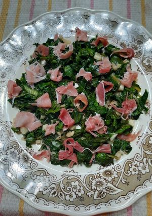 Una foto de Achicoria con jamón crudo
