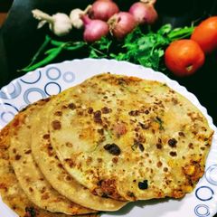 A picture of Onion tomato paratha.