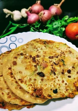 A picture of Onion tomato paratha.