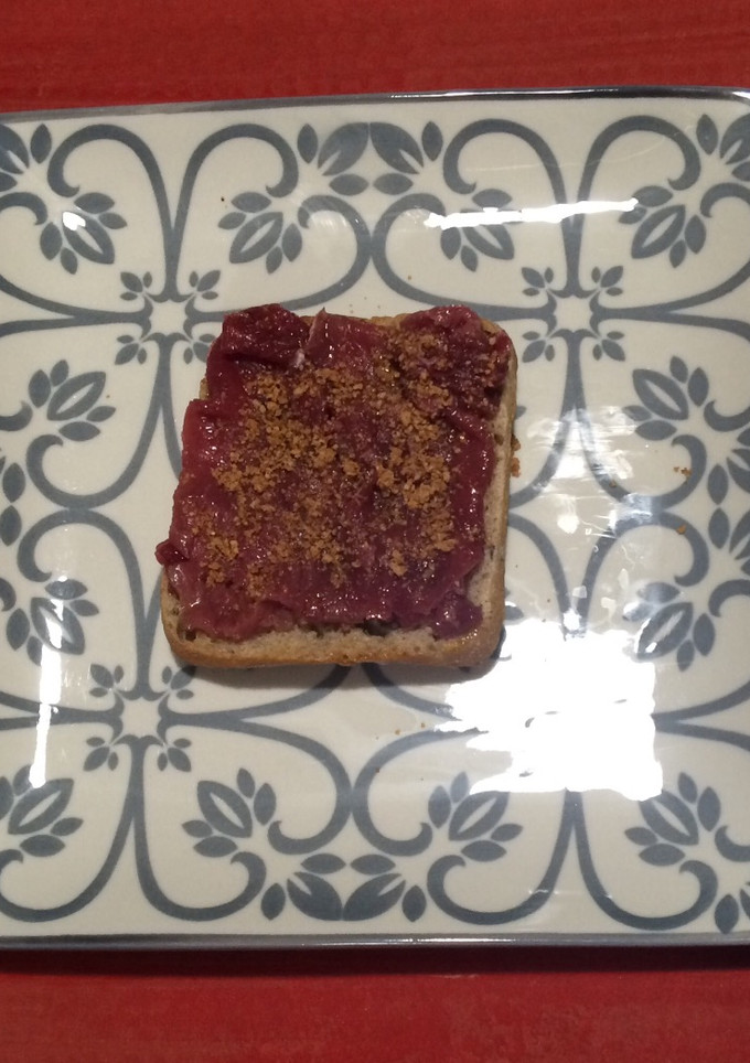 Una foto de Tostada de carpaccio con almendra
