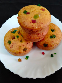 टुटी फ्रुटी कप केक (tutti fruti cupcake recipe in marathi) रेसिपी चे मुख्य फोटो