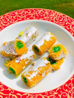 કેસર-પિસ્તા રોલ (Kesar-Pista Roll recipe in Gujarati) રેસીપી મુખ્ય ફોટો