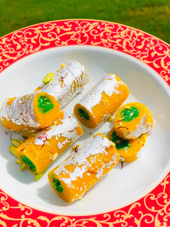 કેસર-પિસ્તા રોલ (Kesar-Pista Roll recipe in Gujarati) રેસીપી મુખ્ય ફોટો