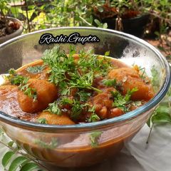 A picture of Dum Aloo.
