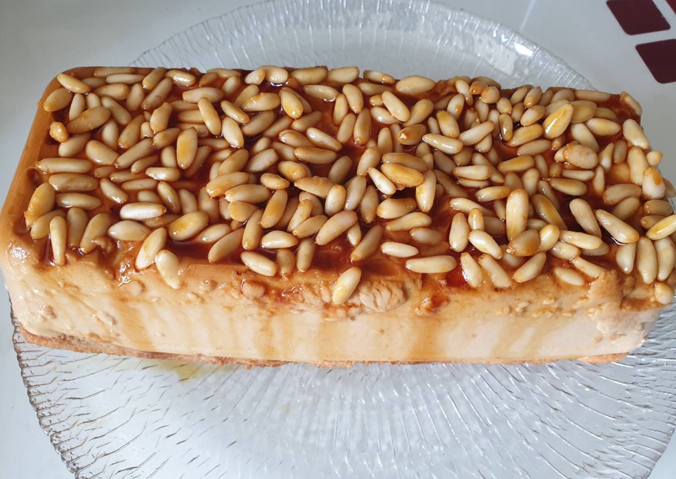 Tarta de queso batido con piñones