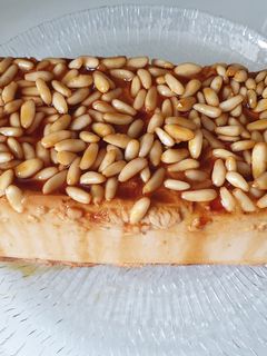 Una foto de Tarta de queso batido con piñones