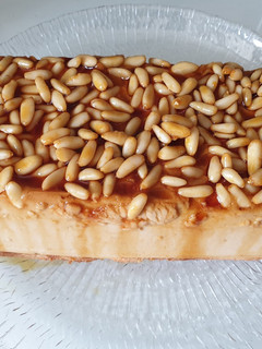 Una foto de Tarta de queso batido con piñones
