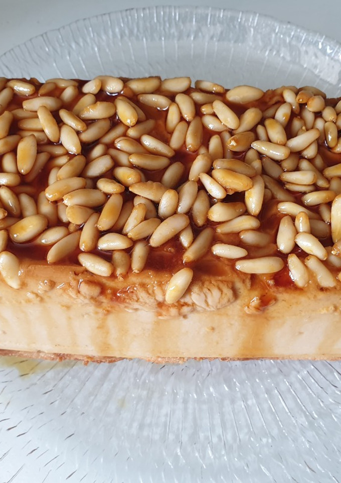 Una foto de Tarta de queso batido con piñones
