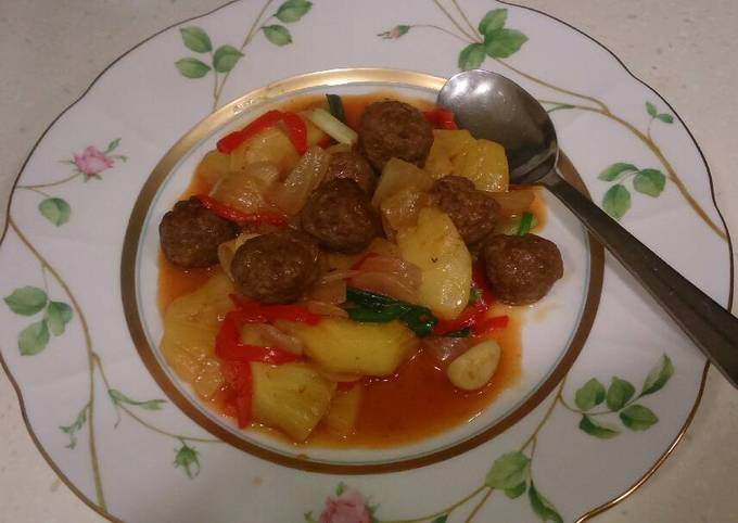 Bola bola daging sapi masak nanas asam pedas