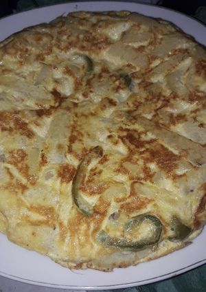 Una foto de Tortilla de papa con cebolla, morrón y choclo!❤