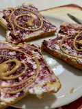 FETTE BISCOTTATE CON STRACCHINO, CONFETTURA AI FRUTTI ROSSI E BURRO DI ARACHIDI 🍓🫐🥜🍞