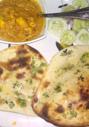 A picture of Baked tandoori naan with kadhai paneer 😋😋😋😋.