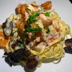 A picture of Shrimp Alfredo with Mushrooms.