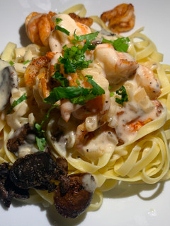 A picture of Shrimp Alfredo with Mushrooms.