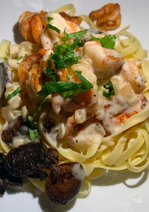 A picture of Shrimp Alfredo with Mushrooms.