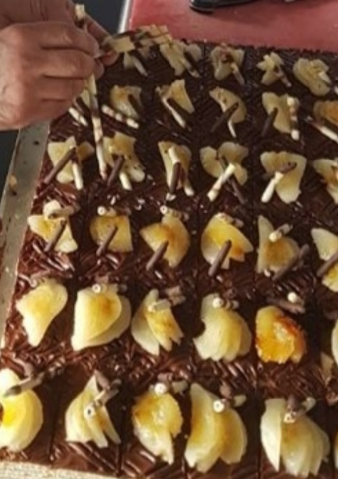 Una foto de Tartitas de chocolate y pera caramelizada
