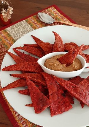 বীটরুট টরটি লা চিপস (beetroot tortilla chips recipe in Bengali) রেসিপির প্রধান ছবি