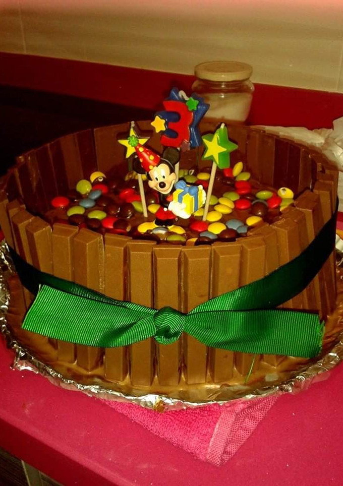 Una foto de Tarta de chocolate con KitKat