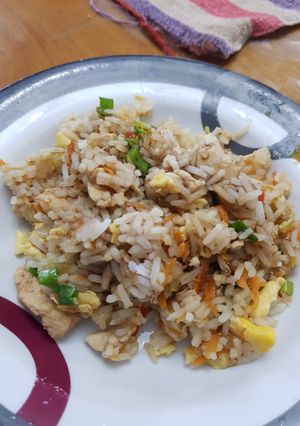 Una foto de Chaw Fan con Pollo