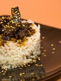 Una foto de Pollo al teriyaki con arroz largo