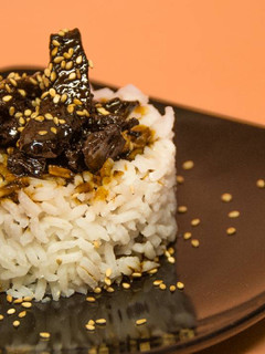 Una foto de Pollo al teriyaki con arroz largo