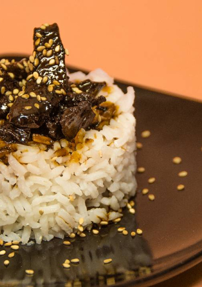Una foto de Pollo al teriyaki con arroz largo
