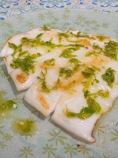 Una foto de Sepia a la plancha con salsa verde