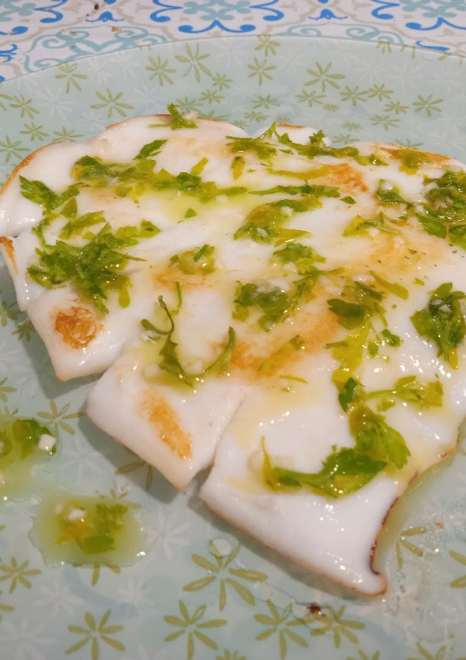 Una foto de Sepia a la plancha con salsa verde