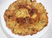 Una foto di frittata con prosciutto