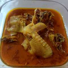 A picture of Kare ayam kampung.