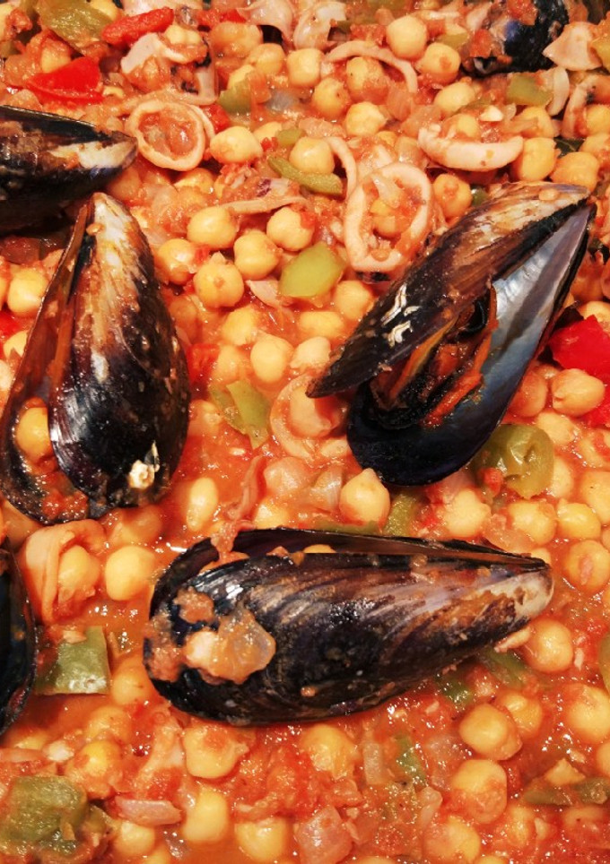 Una foto de Garbanzos con calamares y verduras