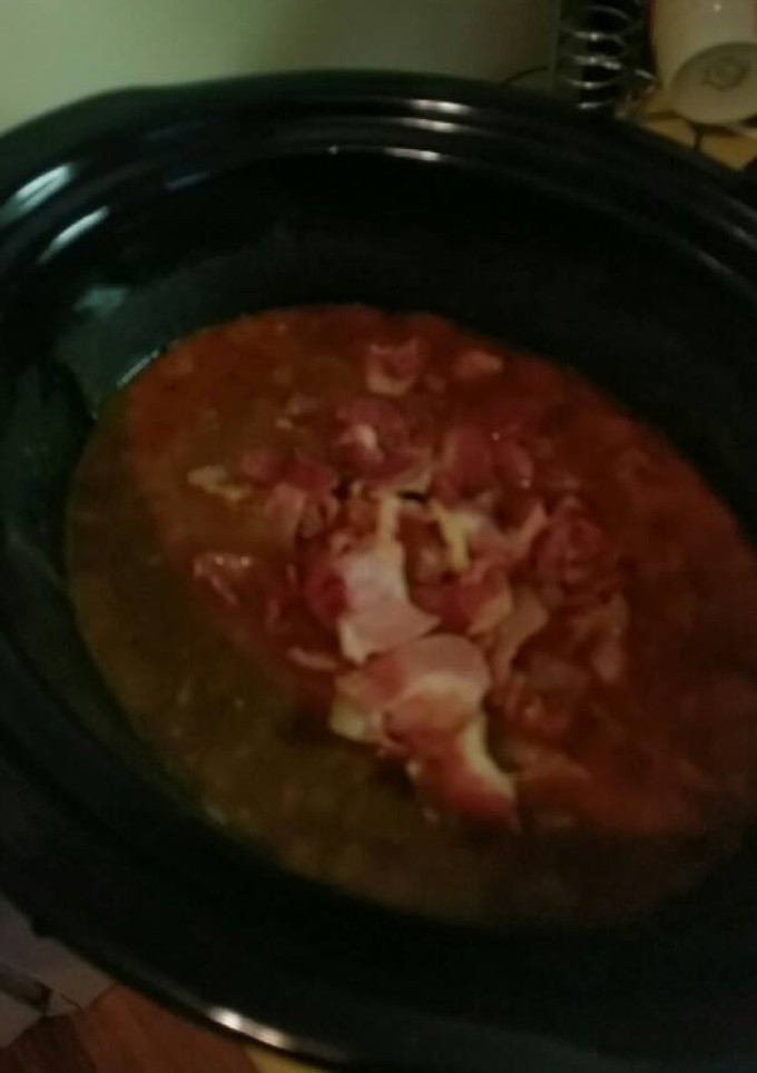 A picture of Beef and Applewood bacon chilli in slow cooker.