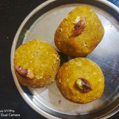 A picture of Besan Ladoo.