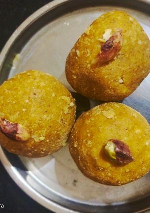 A picture of Besan Ladoo.