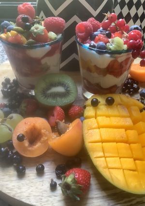 Une photo de Tiramisu🥁 fête 🥳 les fruits 🫐🍑d’été 🍒🍓🥝🥭en verrines