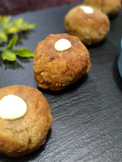 Una foto de Falafel de berenjena en salsa de yogur