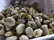 Una foto de ensalada de habas