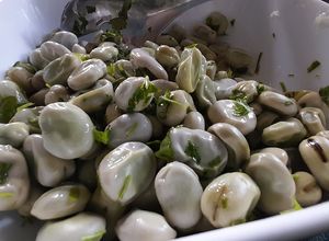 Una foto de Clásica ensalada de habas