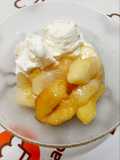 Bananas y manzanas flambeadas