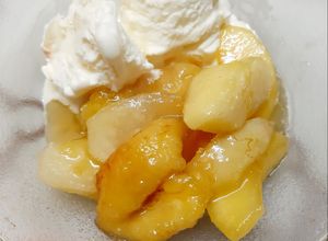Una foto de Bananas y manzanas flambeadas