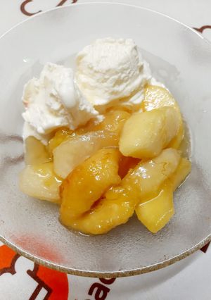 Una foto de Bananas y manzanas flambeadas