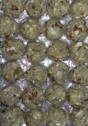 A picture of Dry Fruit ladoo.