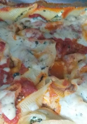 Una foto de Conchiglioni rellenos