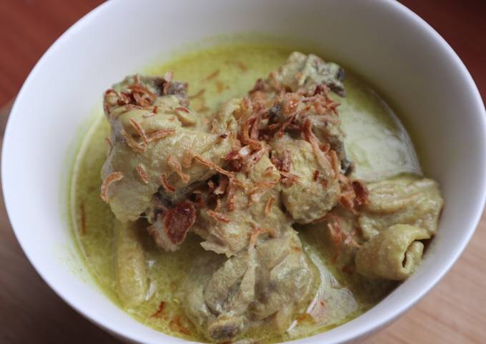 Opor ayam bumbu kuning